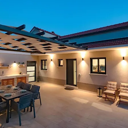 Amazing In Blato With Kitchen Ferienhaus